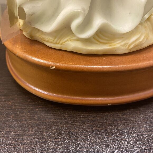 Seraphim Classics Francesca "Loving Guardian" Angel Music Box Figurine 1993 - Picture 4 of 11